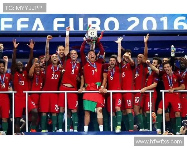 足球明星比克汉姆的传奇人生与足球事业的辉煌成就回顾